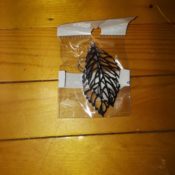 Silver Hollow Out Leaf Dangle Earrings - Picture 5 of 5